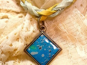 微生物ペンダント（ただようコロニー青/若草・黄色）の画像