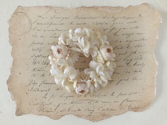 染め花のリースコサージュ(M・オフホワイト)の画像