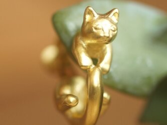 グリとラテュの猫イヤリング　ラテュ（マットゴールド） 片耳の画像