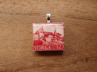 ノルウェーの切手を使ったスクラブルタイルペンダントの画像