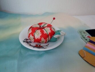 豆皿の針山／赤に白の花の画像