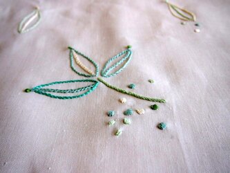 葉の刺繍のリネンのクロスの画像