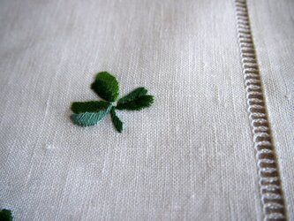 アイリッシュリネンにクローバーの刺繍のクロスの画像