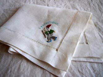 アイリッシュリネンにレプラコーンの刺繍のマルチクロスの画像