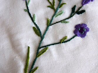 フラックス（亜麻）の刺繍をしたコットン＆リネンのマルチクロスの画像