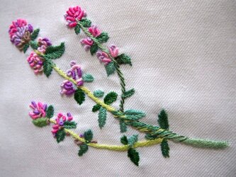 ハーブを刺繍したリネンのマルチクロスの画像