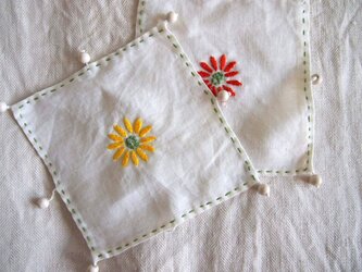デイジーの刺繍をしたリネンのジャグ＆グラスカバーの画像