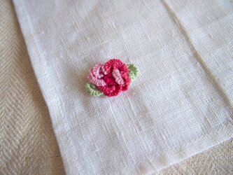 バラの立体的な刺繍をした小さなリネンクロスの画像