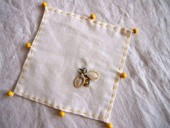 ミツバチの刺繍の小さなリネンのクロス、グラスカバーの画像