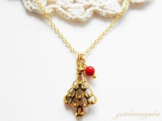 クリスマスツリーと赤珊瑚(染)のネックレスの画像