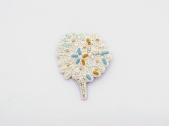 木のレースとビーズ刺繍のブローチの画像