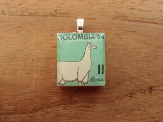 コロンビアの切手を使ったスクラブルタイルペンダントの画像