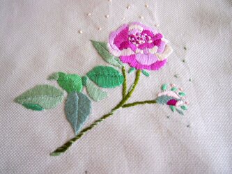 一輪のバラを刺繍したコットンのクロスの画像