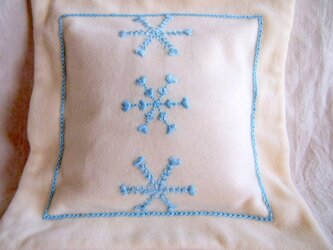 スノーフレークを刺繍したウールのクッションの画像