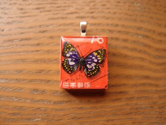 日本の切手を使ったスクラブルタイルペンダントの画像