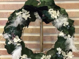 【早いもの勝ち！30％OFF】★クリスマス向け★グリーンアイビーがたっぷり入った雪化粧のリースの画像