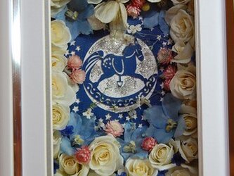 木馬と白薔薇の画像