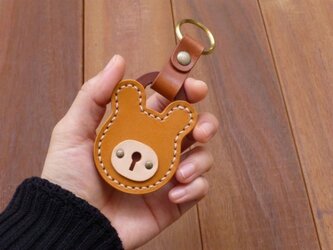 本革 クマの南京錠キーホルダー（キャメル/赤）　パドロックの画像