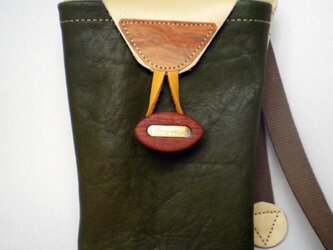 革と木の携帯バッグの画像
