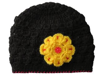 子供用：シンプル手編みニット帽 黒に黄色いお花付き(40cm)の画像