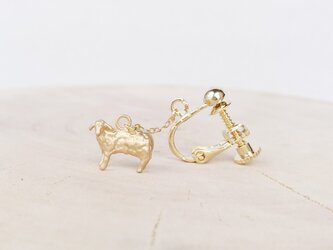 羊イヤリング（金）／片耳用の画像