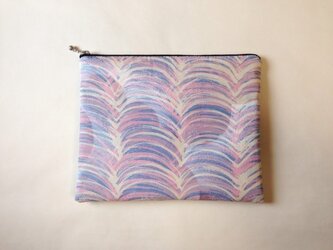ろうけつ染絹ポーチ大（17cm×21cm ピンク系・緑系）の画像