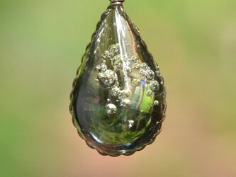 モノトーンのしずくペンダントの画像