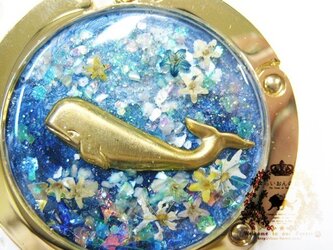 お花の海のバッグハンガー（クジラ・ディープブルー）の画像
