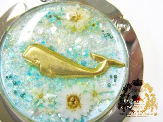 お花の海のバッグハンガー（クジラ・ライトブルー）の画像