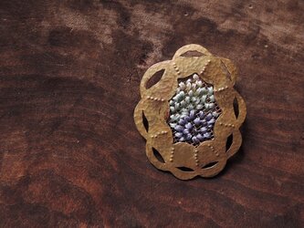 額縁刺繍のブローチの画像