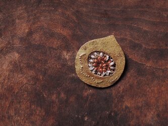 栗刺繍のブローチの画像
