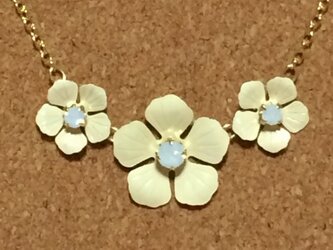 春★お花３連ネックレス　クリームの画像