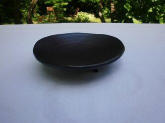 黒マット釉　変形足付き小皿の画像
