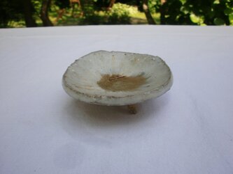 天然ワラ灰釉変形足付き豆皿の画像