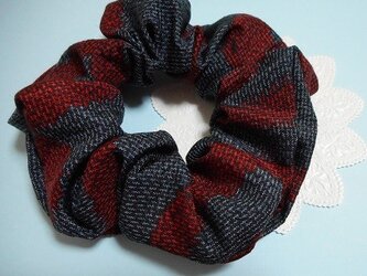 正絹・和柄のシュシュ（墨蒼唐草）の画像