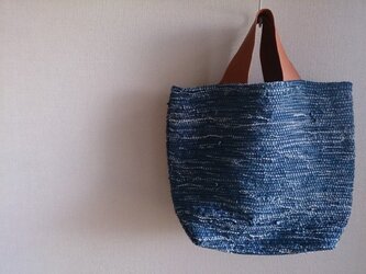 藍色の裂き織りバッグの画像