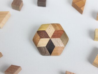 寄木の星が入った六角ブローチの画像