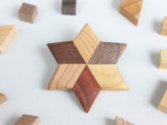寄木の星形ブローチの画像