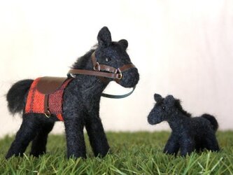 羊毛フェルト　青毛馬の親子の画像