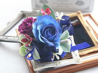 小ぶりのお花でまとめたブルー系のクールな印象のコサージュの画像