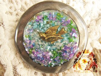 サークルブローチ　鳥・花畑・パープルの画像