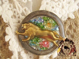 サークルブローチ　ライオン・花畑・マルチカラーの画像