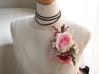 優しい印象のバラのコサージュの画像