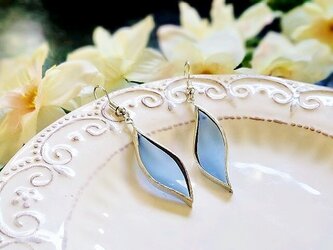 ステンドグラス　花びらピアス～アクアブルー～の画像