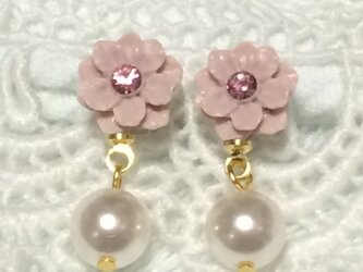 ★スワロフスキーパールのフラワーピアス　ピンクの画像