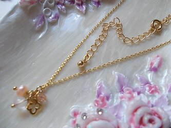 ゴールドのお花とピンク石のプチネックレスの画像