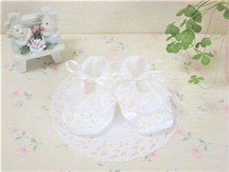 かわいいレースフラワーモチーフのベビーシューズ（白）の画像