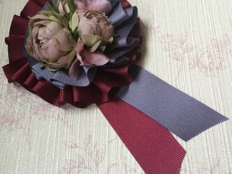 ２種類のリボンとお花が可愛いロゼットブローチ（赤紫×青紫）の画像