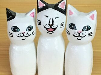 木彫り猫　白黒の画像