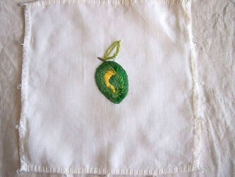 レモンやオリーブの刺繍のジャグカバーの画像